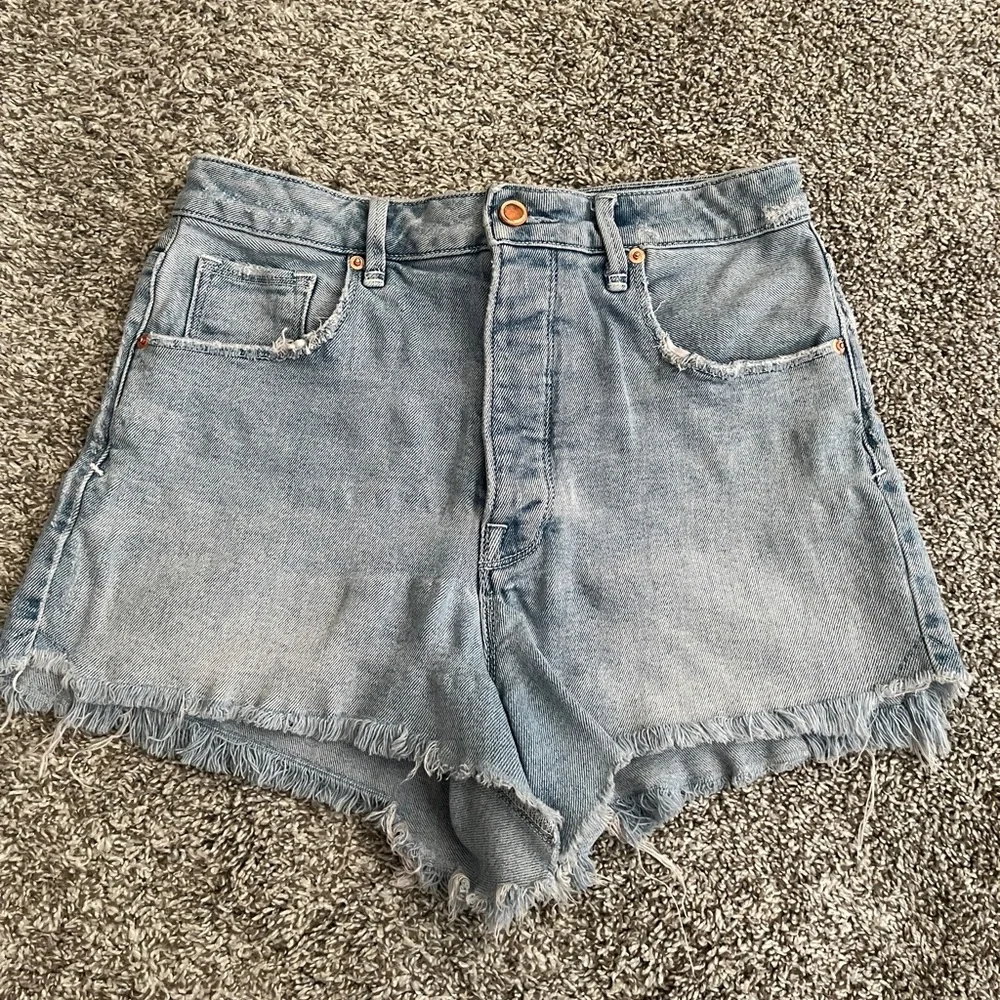 Good American Light Wash High Rise Denim Shorts